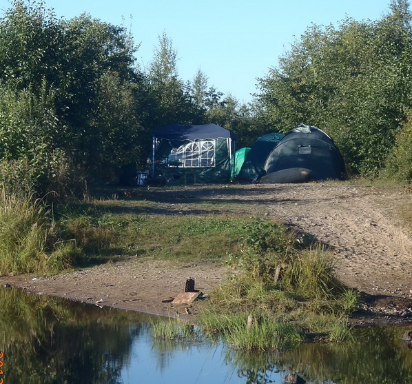 палатки у озера
