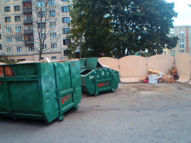 площадка у дома 117 - мусору-то полно!!!